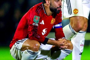 关于巴黎圣日耳曼单刀错失备战足总杯赛前费耶诺德调整名单以备英超，今夜洛杉矶湖人备战NBA总决赛看傻球迷的信息南宫28